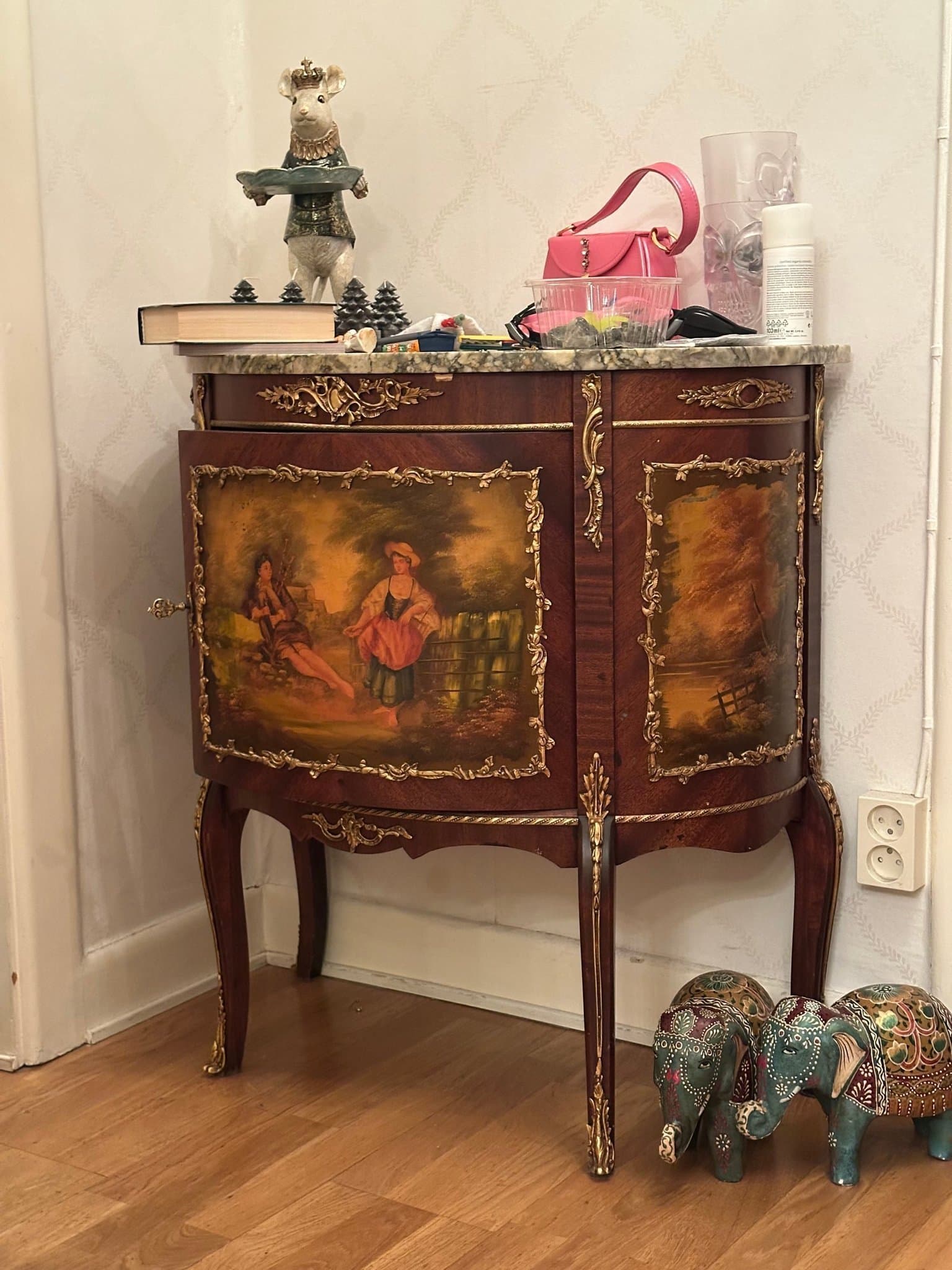 BYRÅ, Rokoko?Louis XVI-stil 1900-tal ?
