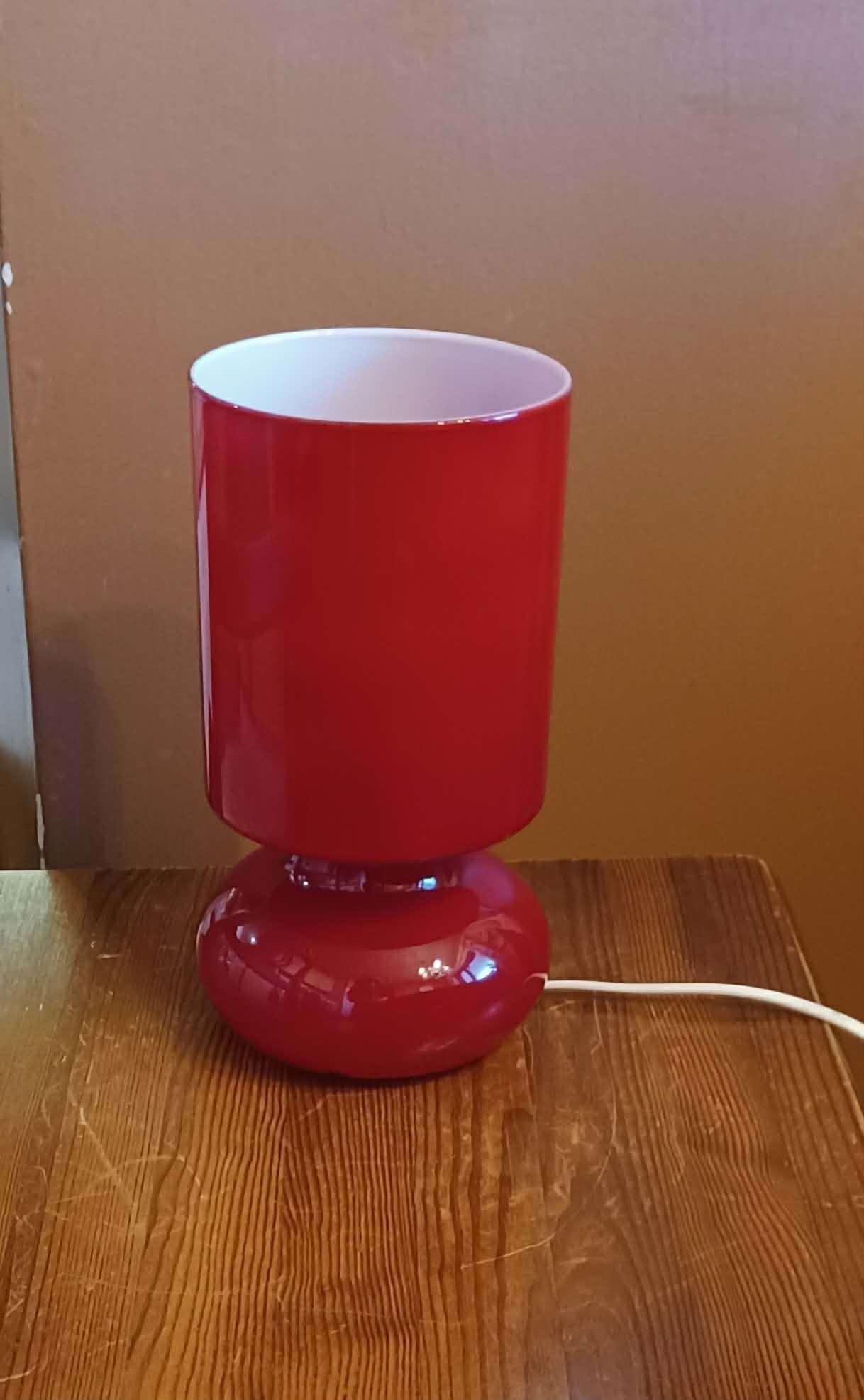 Röd bordslampa Ilea, lyckta, lycktan i glas, 25cm