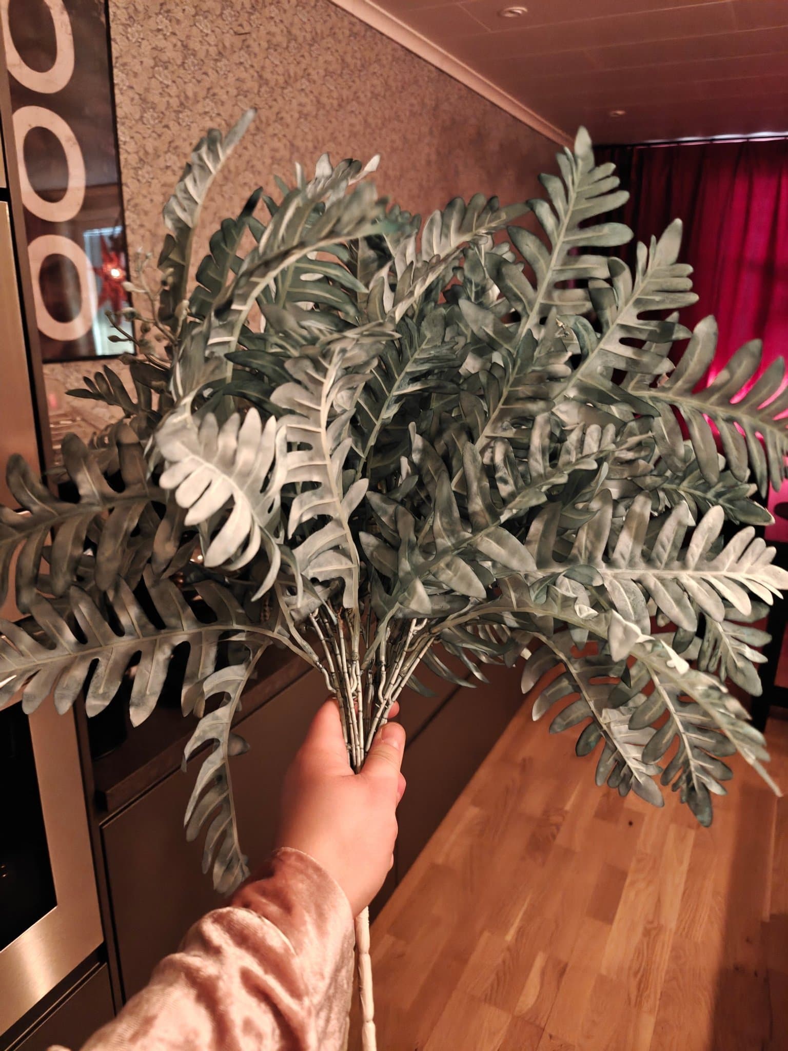 Stor bukett konstgjord ormbunke i blå.