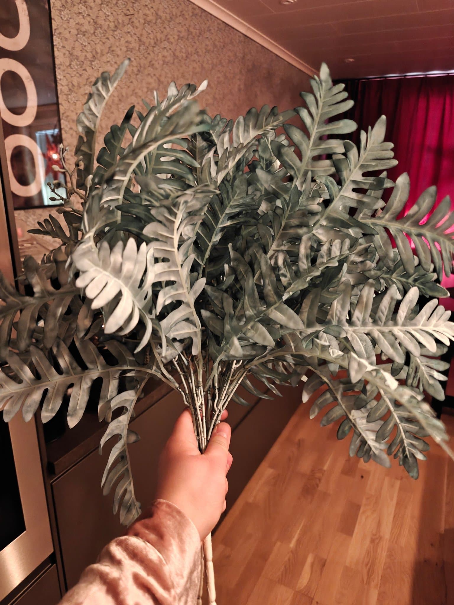 Stor bukett konstgjord ormbunke i blå.