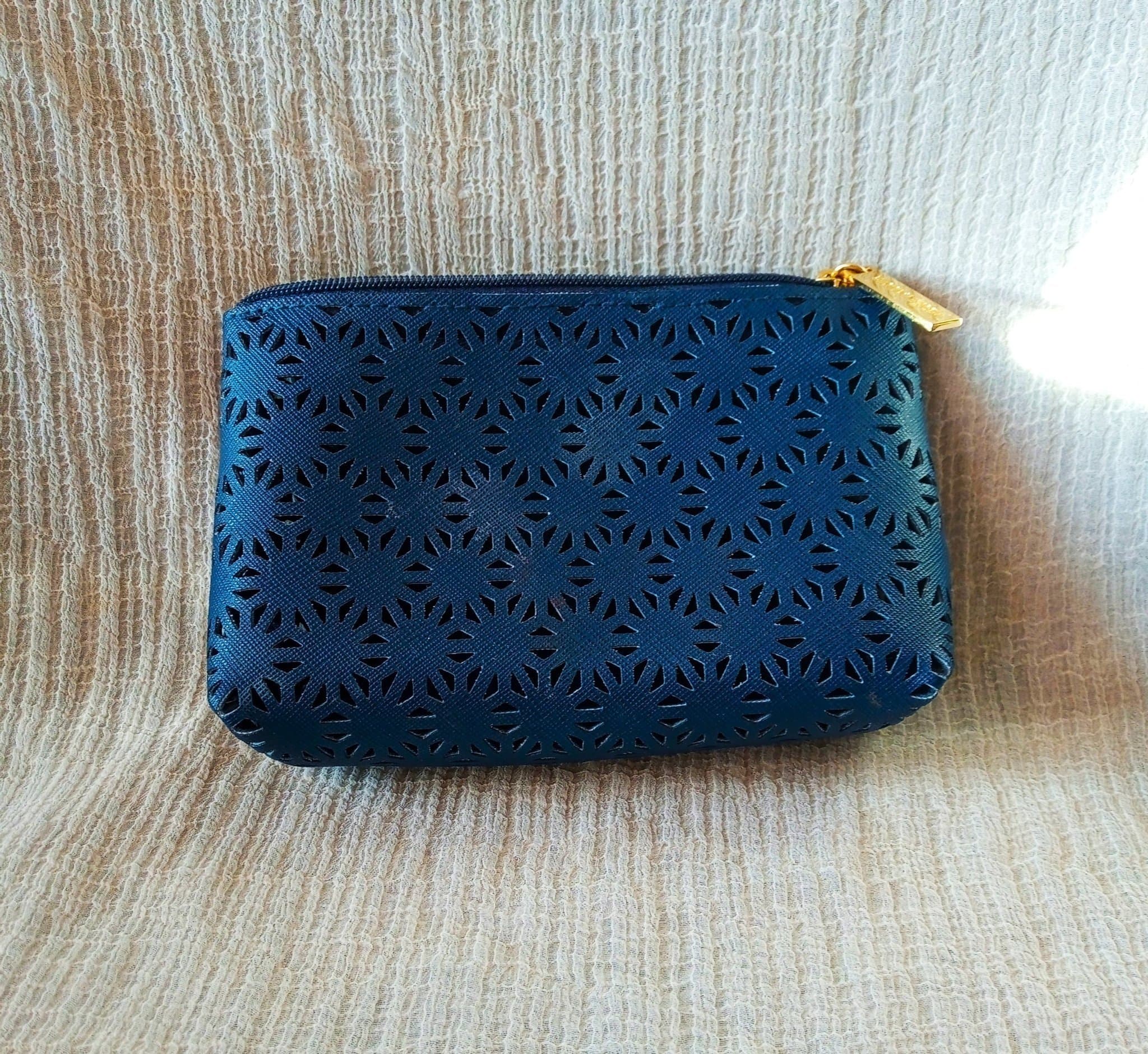 Estée Lauder fin blå necessär / sminkväska, laserskuret mönster, ca 16 x 11 cm