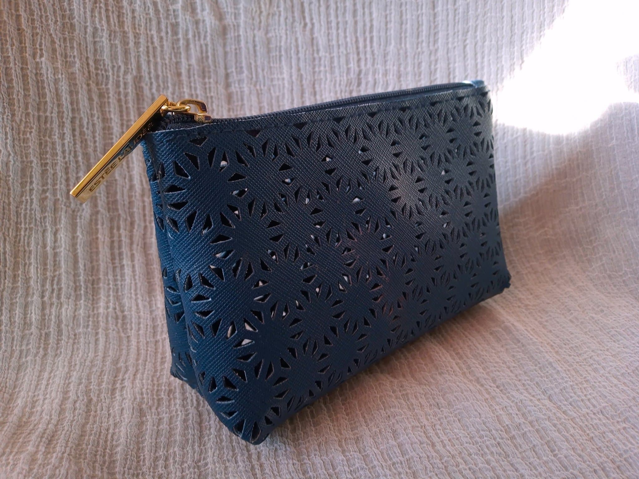 Estée Lauder fin blå necessär / sminkväska, laserskuret mönster, ca 16 x 11 cm