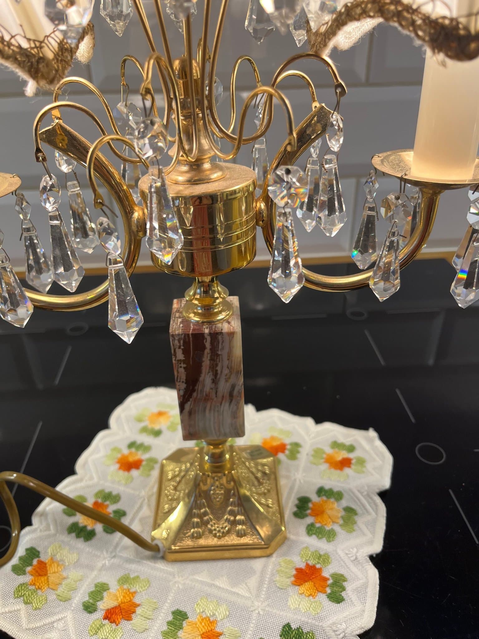 Bordslampa med kristallprismor, två ljuskällor och mässingsfärgad stomme