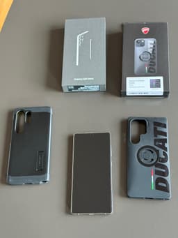 Samsung Galaxy S25 Ultra med tre skal