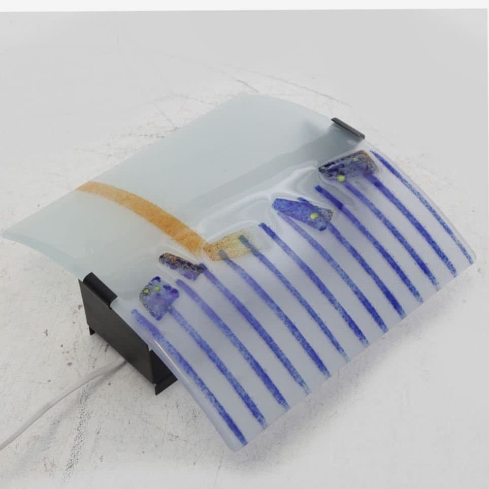 Modern vägglampa i frostat glas med blå och orange detaljer