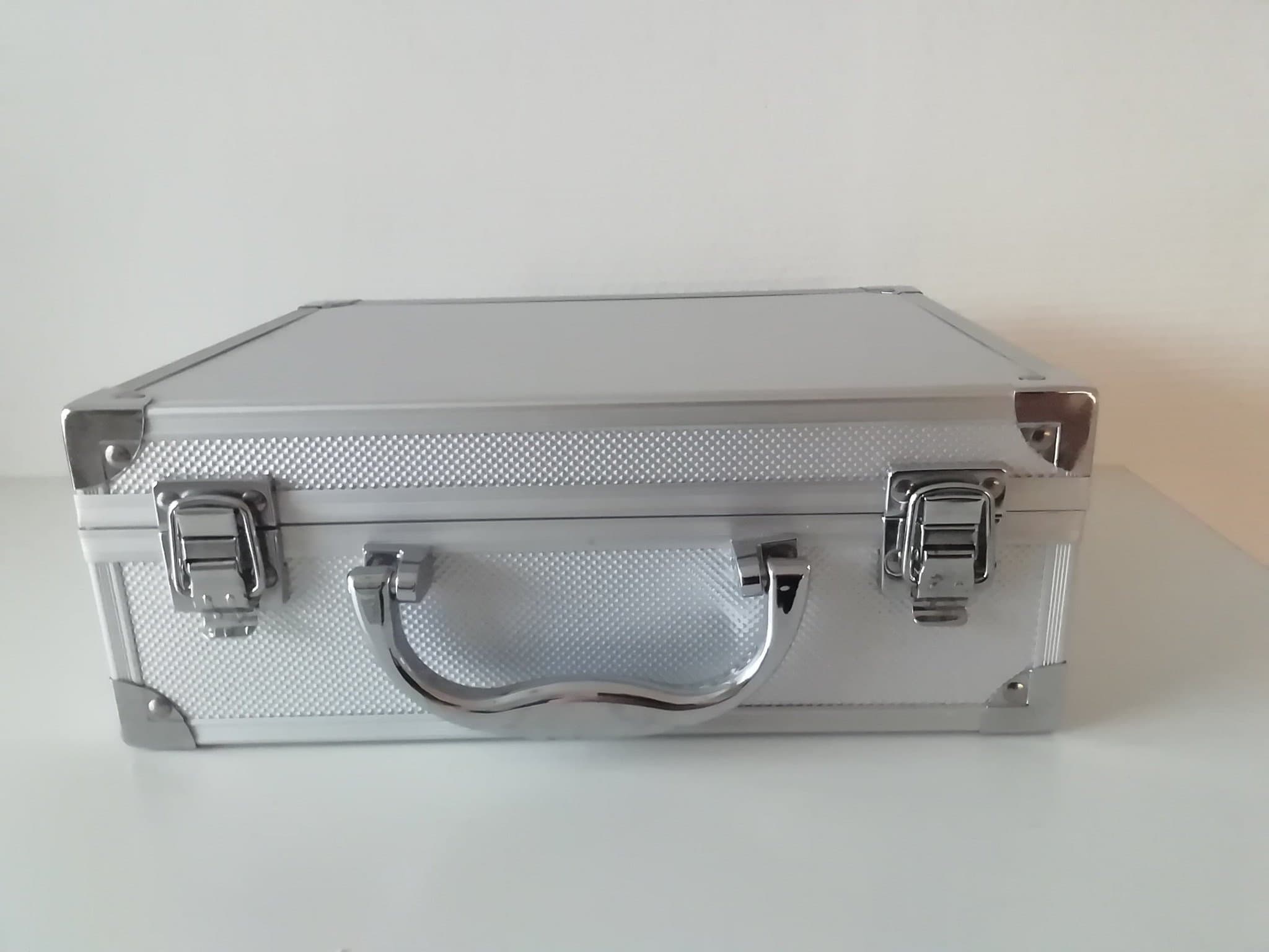 Väska till förvaring-har varit smink i den - ca 25x19x10 -metallmaterial