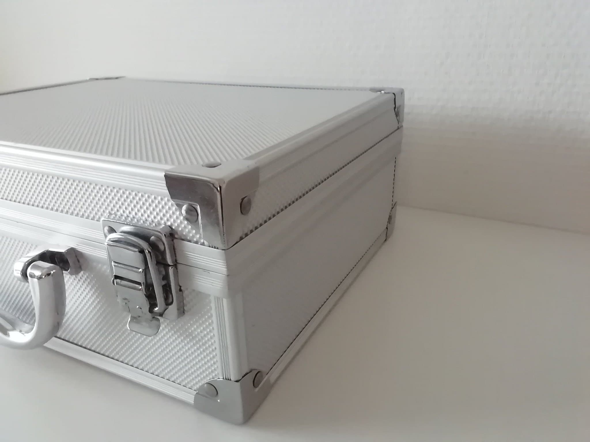 Väska till förvaring-har varit smink i den - ca 25x19x10 -metallmaterial