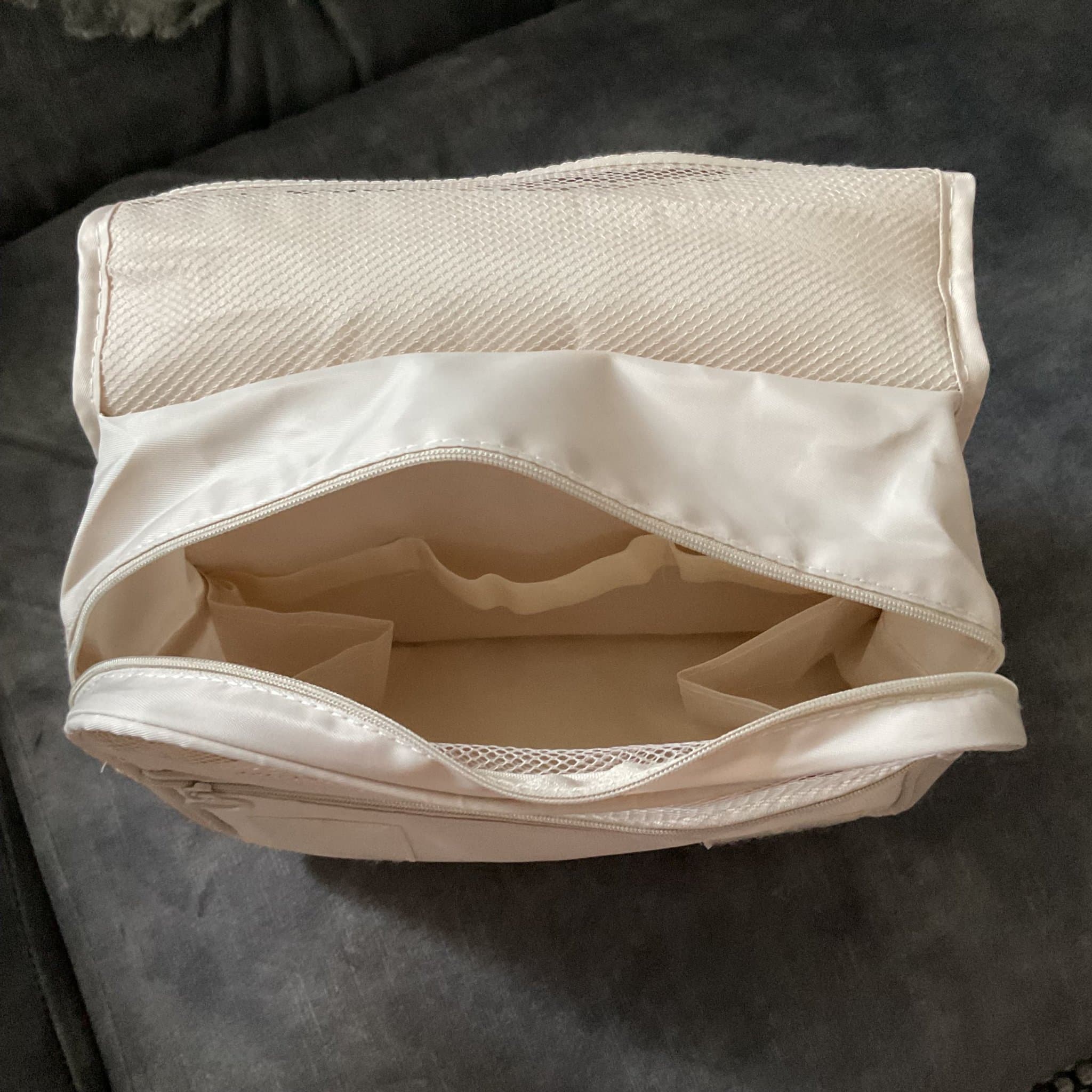 NY ALDRIG ANVÄND Smink el toalettväska, ljusbeige, många fack, hänge