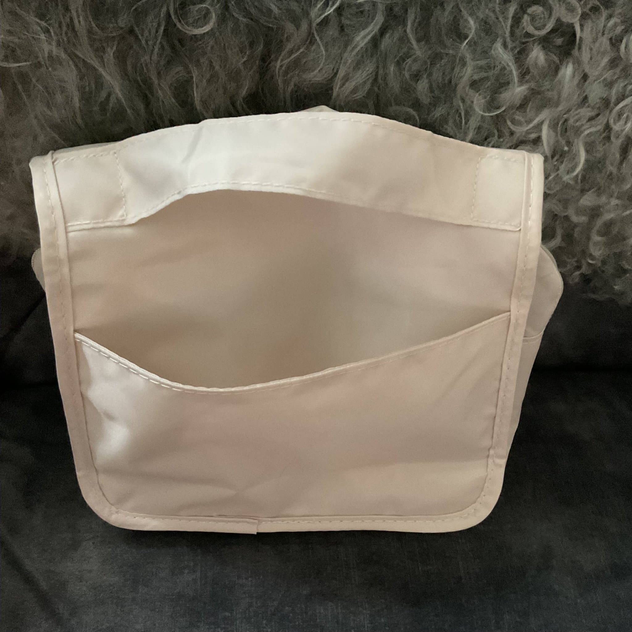 NY ALDRIG ANVÄND Smink el toalettväska, ljusbeige, många fack, hänge