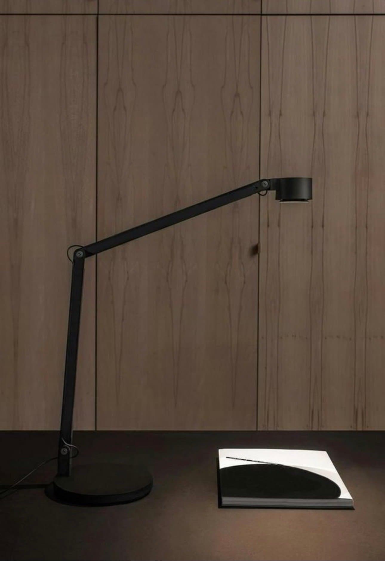 Skrivbordslampa med LED och dimmerfunktion