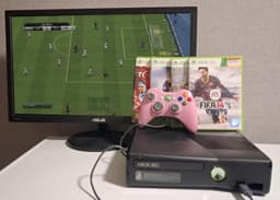 Xbox 360 S Konsol med FIFA-spel och handkontroll