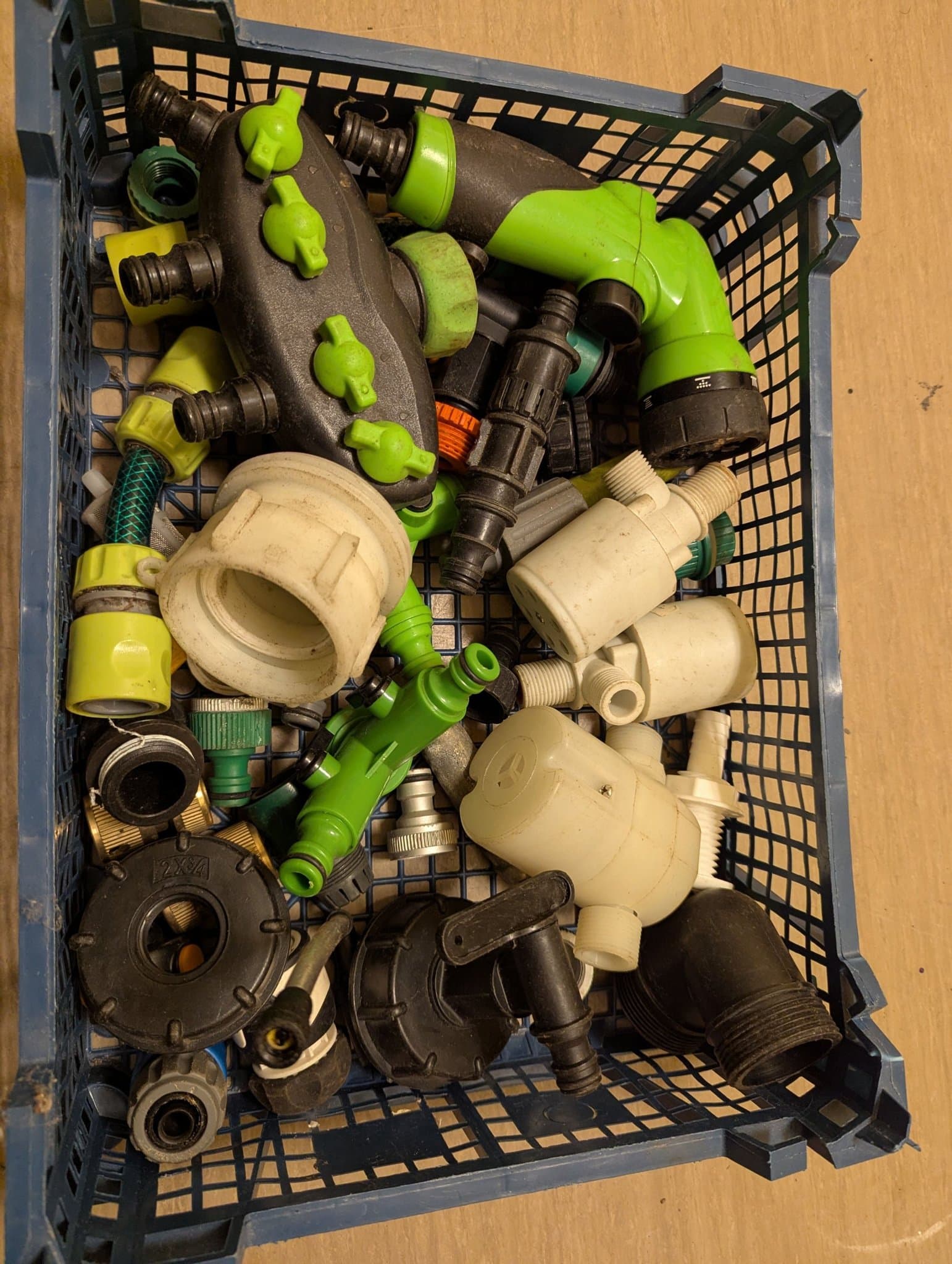 Blandade trädgårdskopplingar och munstycken