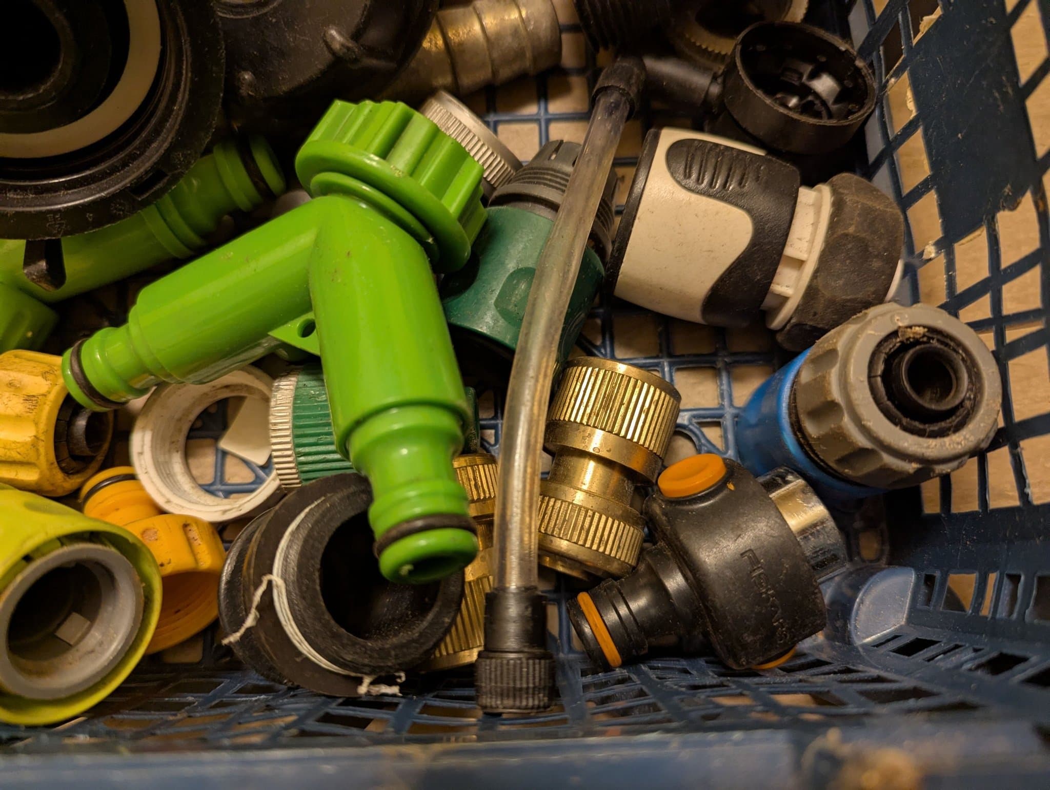 Blandade trädgårdskopplingar och munstycken