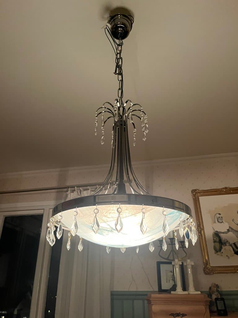 Taklampa med kristalldekorationer