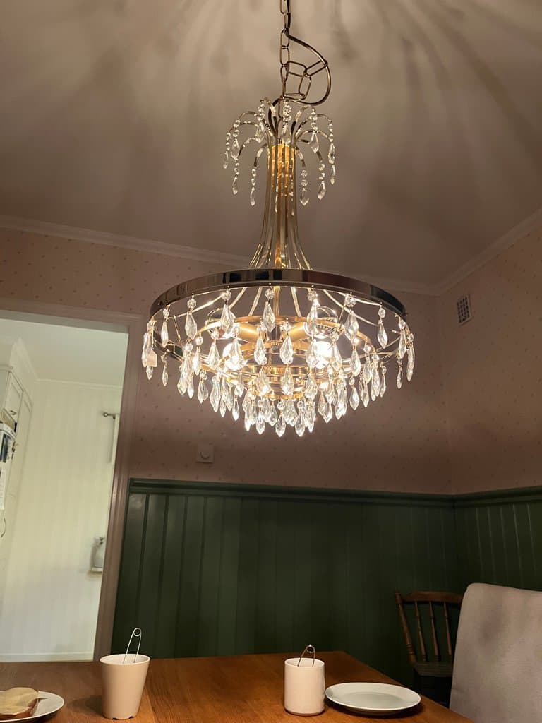 Taklampa i mässing med prismor