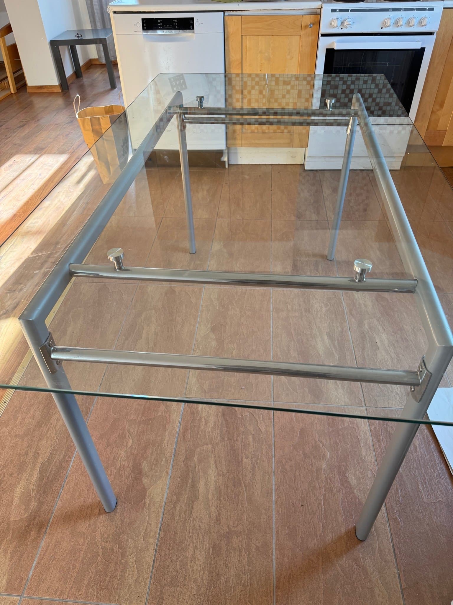 Matbord i glas och metall