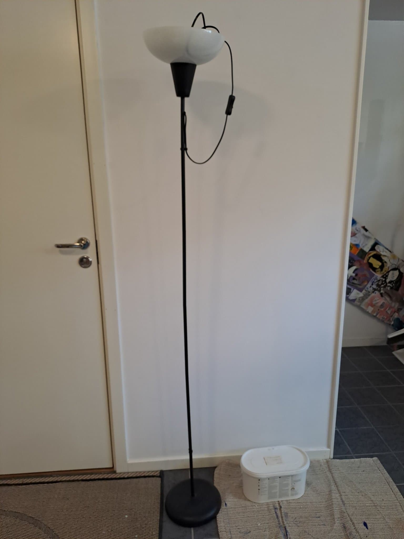 Golvlampa med vit glaskupa