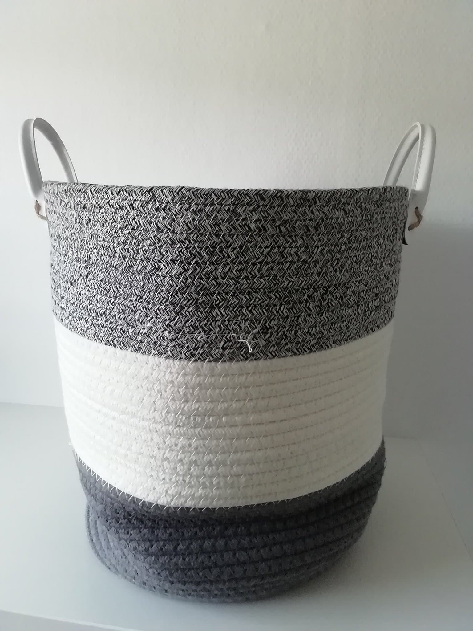 Förvaringskorg i bomull"tyg" med handtag av skinnmaterial - ca 34x28 cm