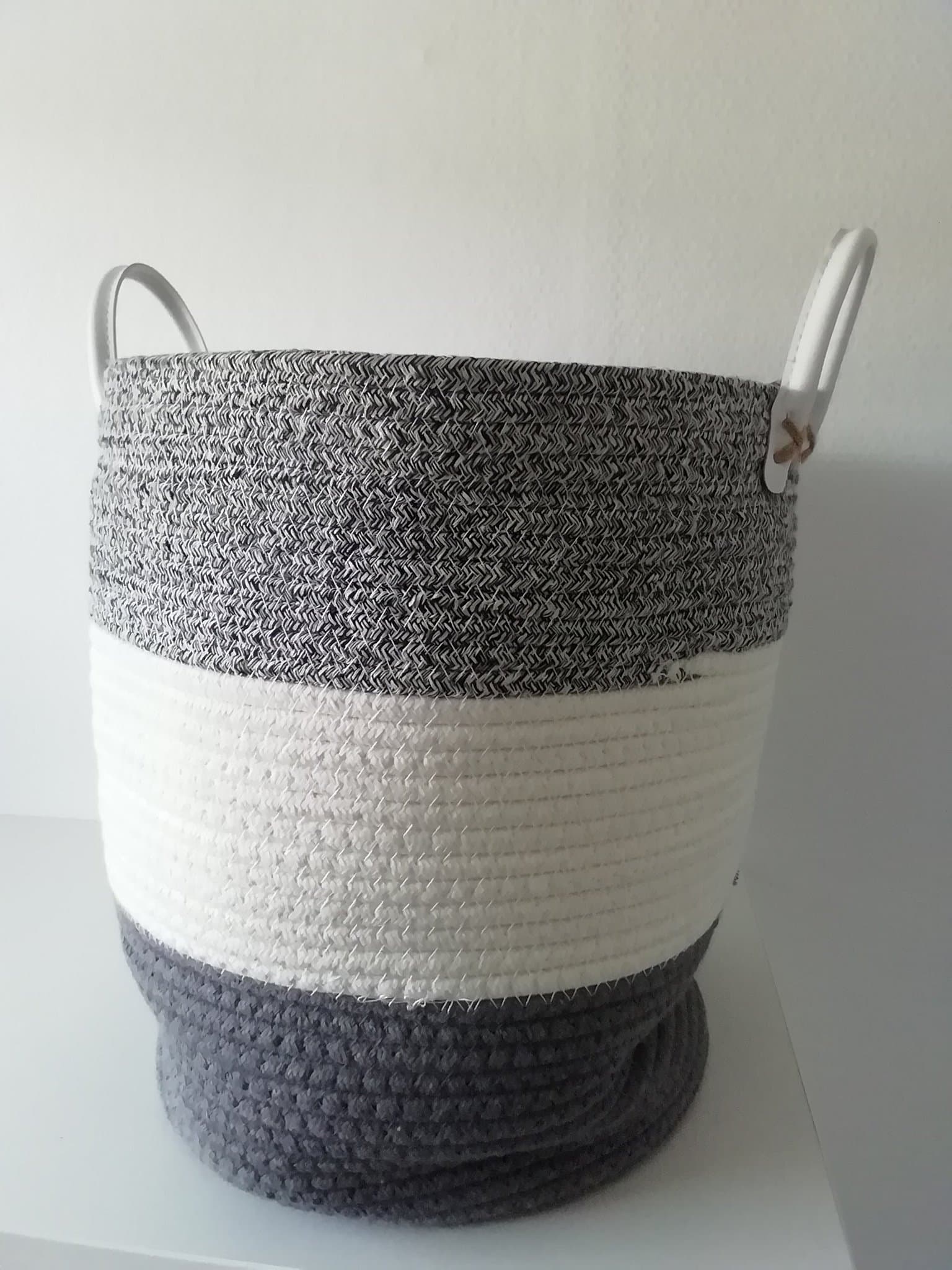 Förvaringskorg i bomull"tyg" med handtag av skinnmaterial - ca 34x28 cm