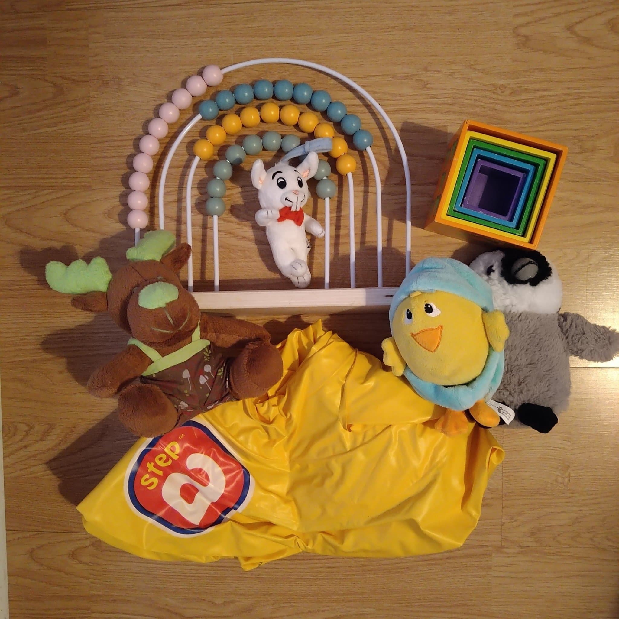 Babyleksaker: Kulram, stapelbara klossar, mjukdjur och babysimring