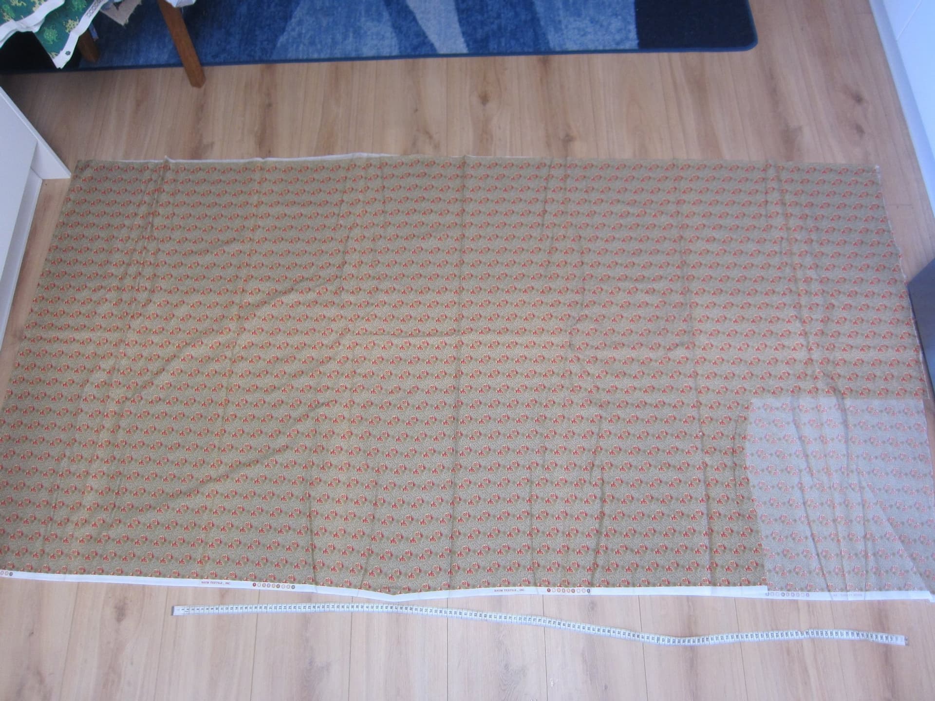 Mönstrat tyg i grönt och rött ca 212 x 106cm, minus 41x41cm
