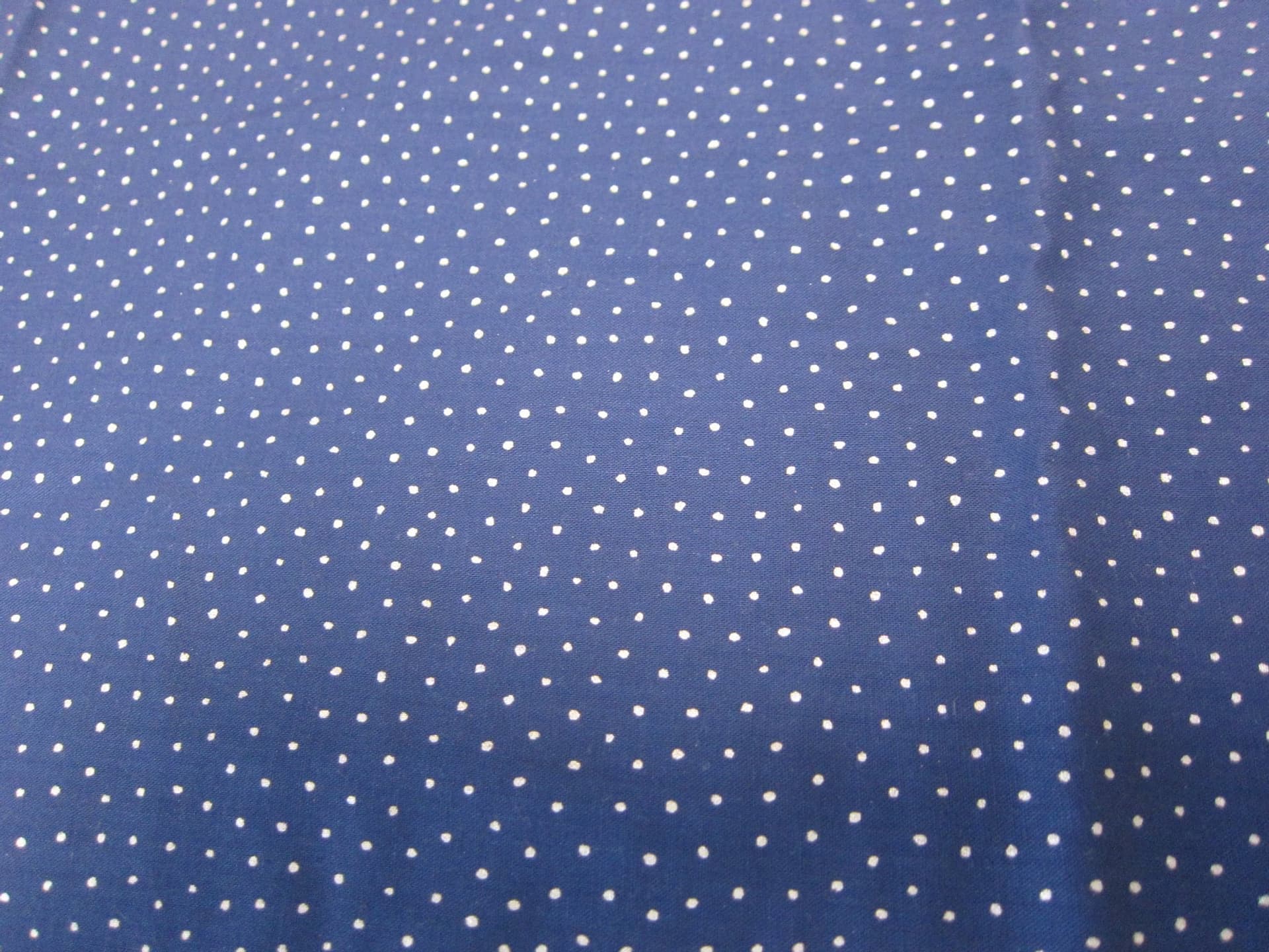 Mörkblått tyg med silvriga prickar ca 354 x 104 cm minus 39x40cm