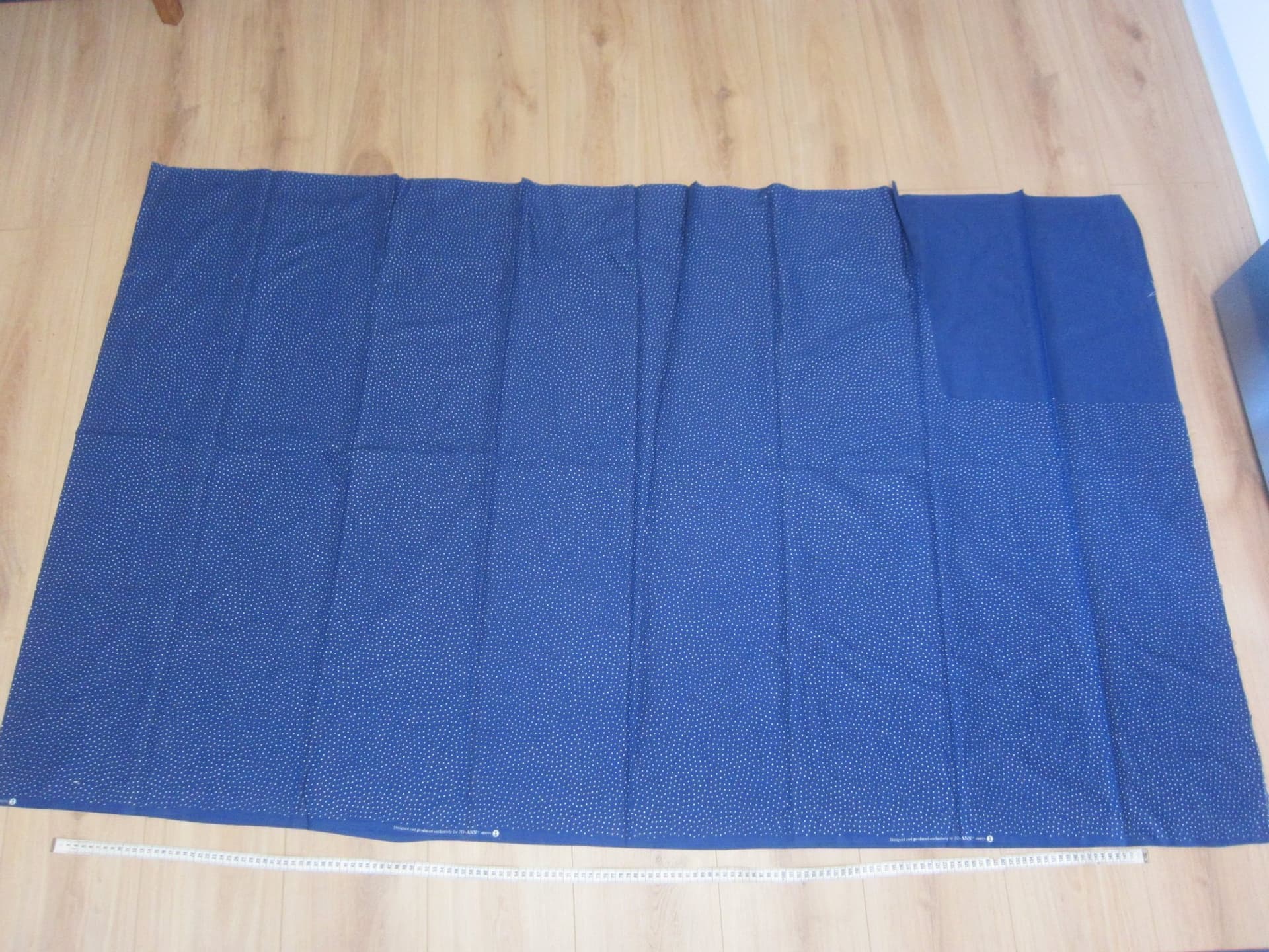 Mörkblått tyg med silvriga prickar ca 354 x 104 cm minus 39x40cm