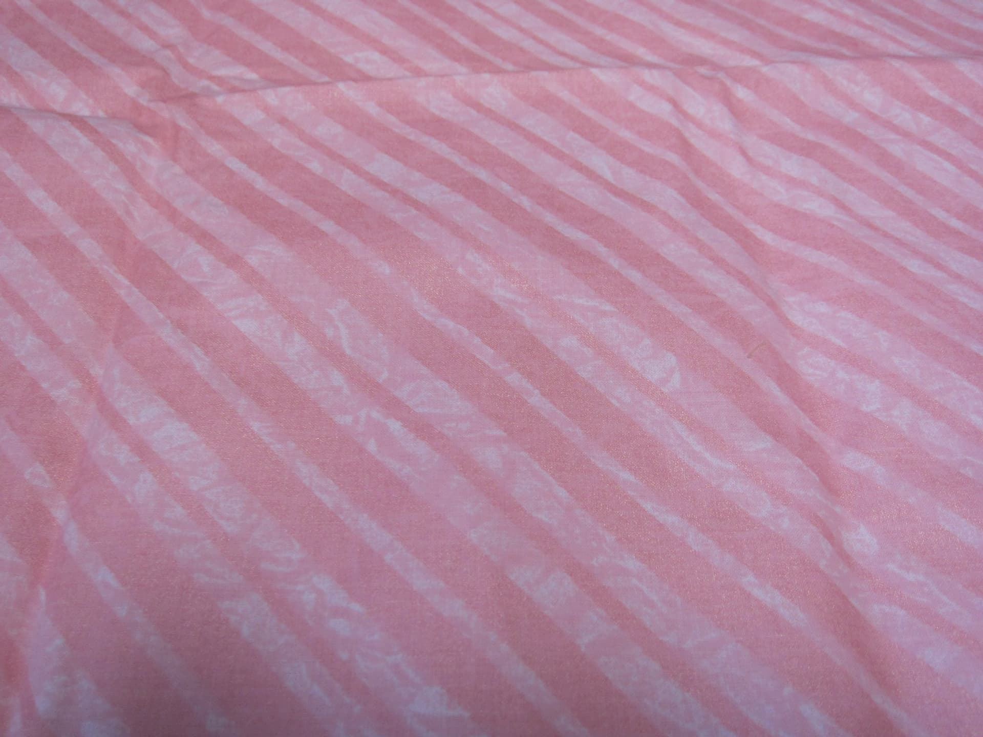 Tyg i rosa nyanser ca 318 x 148cm