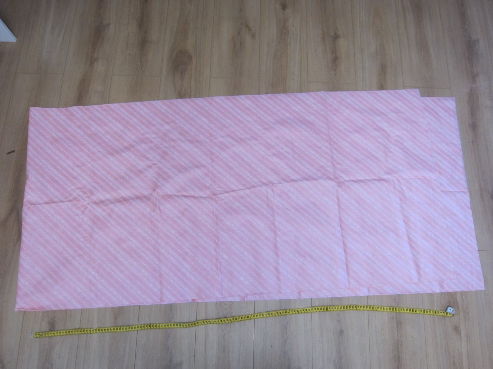 Tyg i rosa nyanser ca 318 x 148cm
