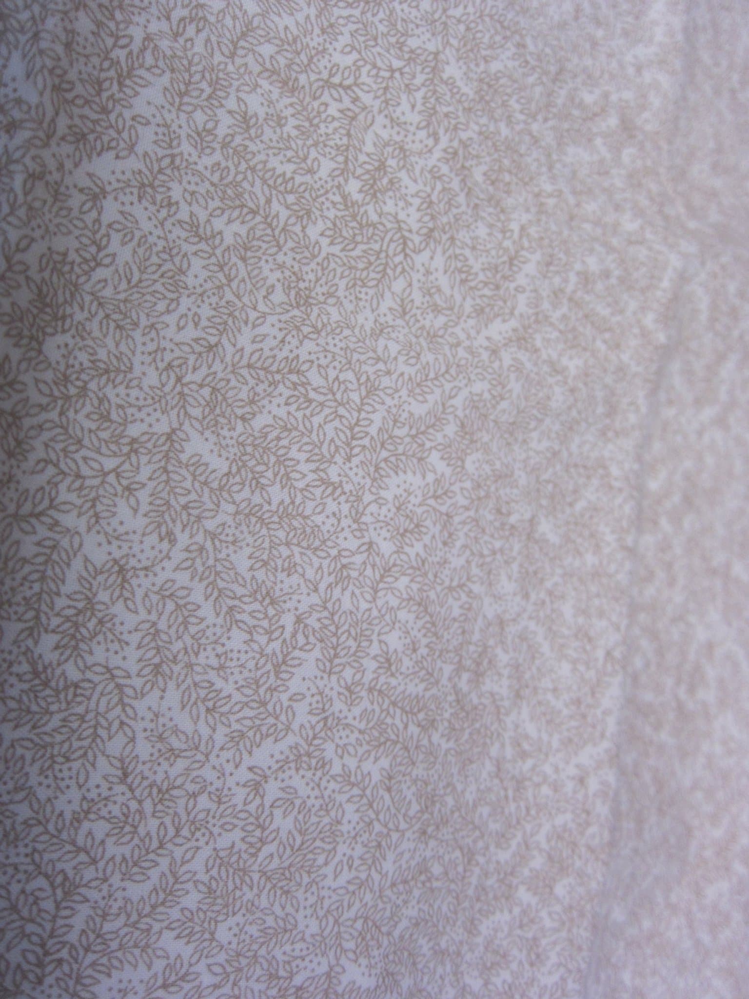 Mönstrat tyg i beige och vitt ca 200x 110cm minus 40x40cm