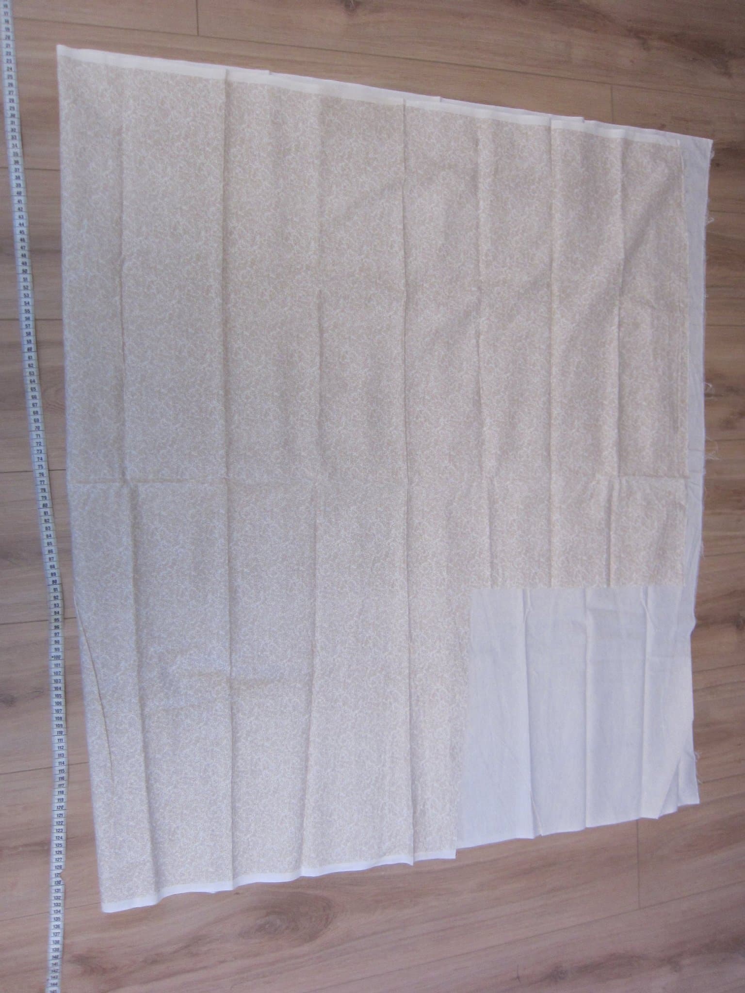 Mönstrat tyg i beige och vitt ca 200x 110cm minus 40x40cm