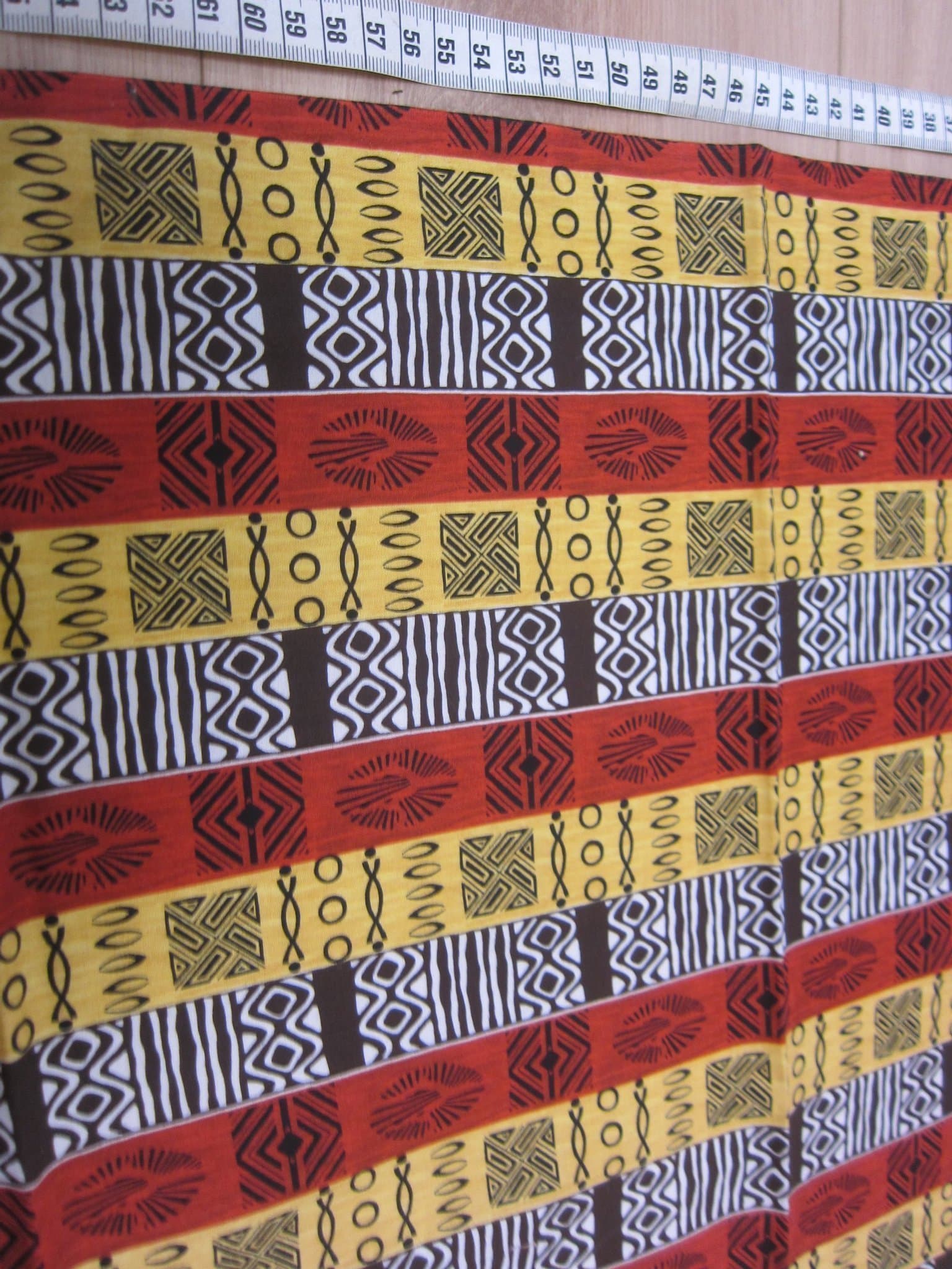 Flerfärgat tyg med mönster ca 176 x 108 cm minus 41x42cm