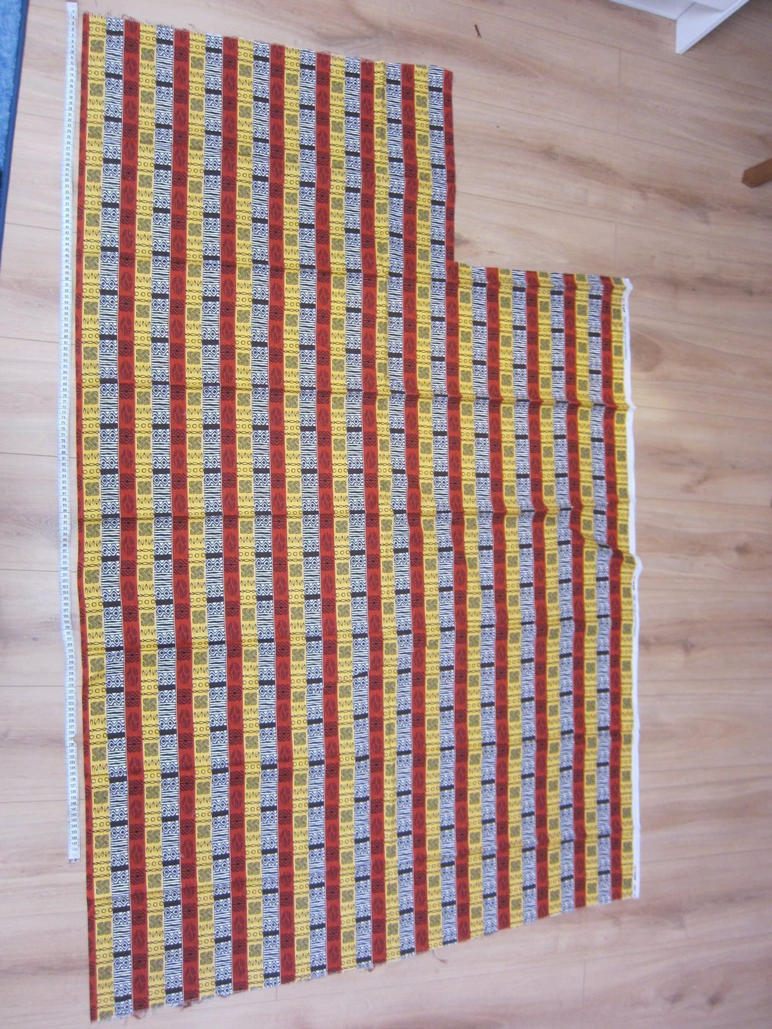 Flerfärgat tyg med mönster ca 176 x 108 cm minus 41x42cm