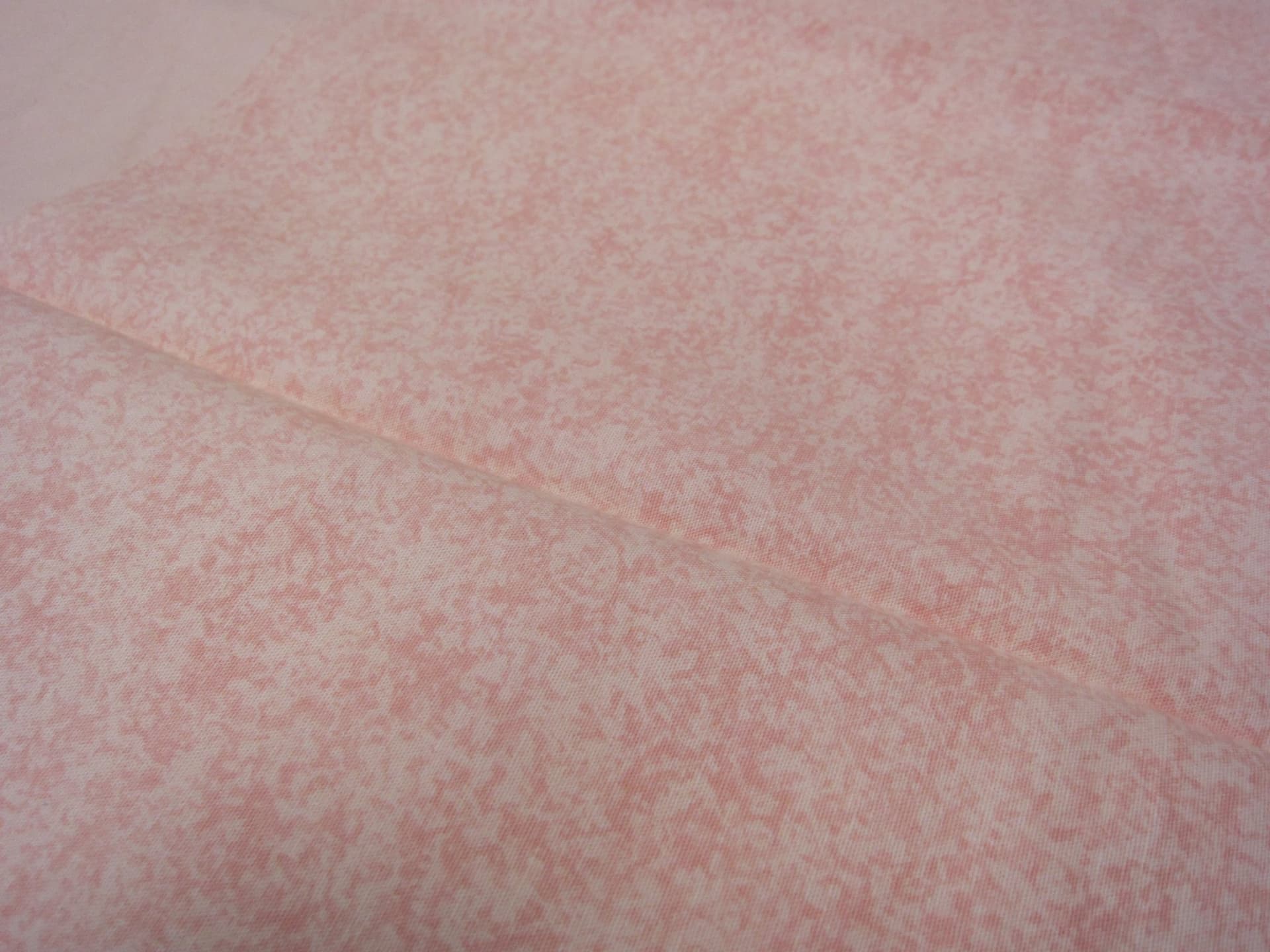 Aprikos/rosa tyg med mönster ca 300x 150cm minus ca 41x42 cm