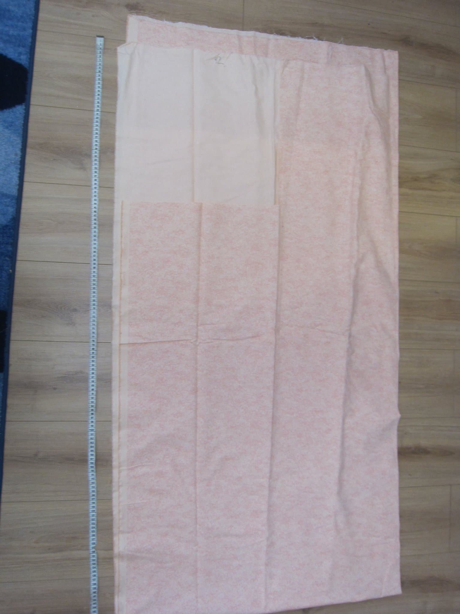 Aprikos/rosa tyg med mönster ca 300x 150cm minus ca 41x42 cm