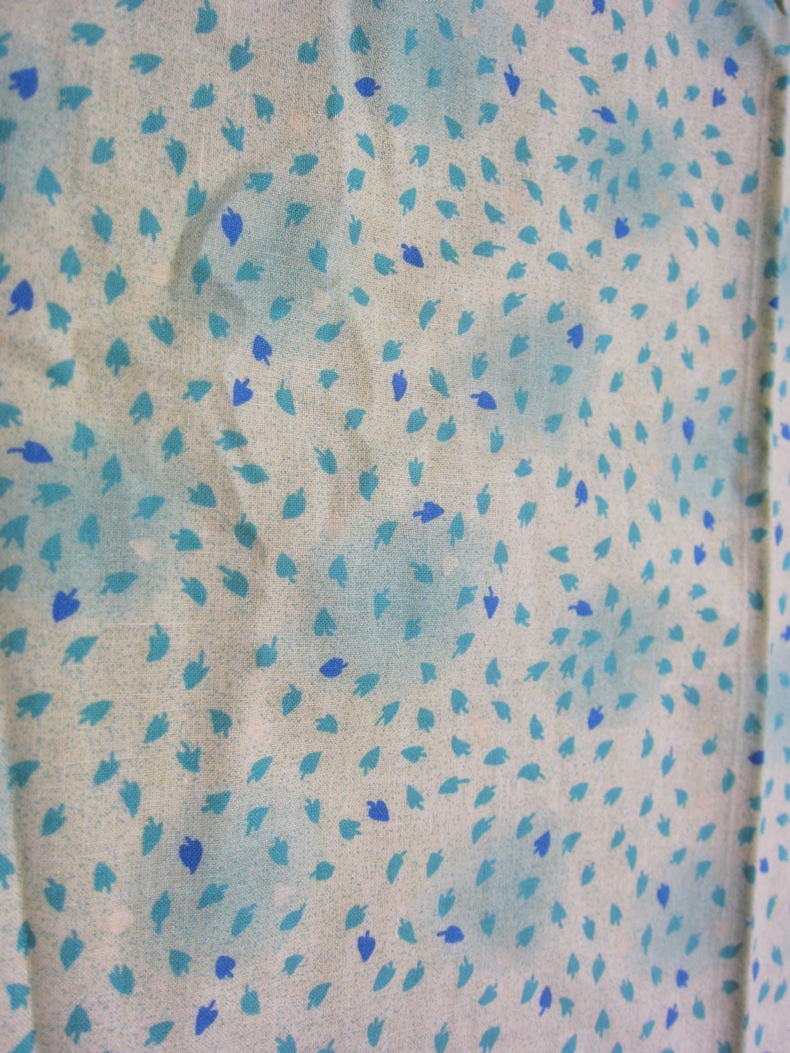 Mönstrat tyg i grönt och blått ca 272 x 110cm minus ca 40x41 cm