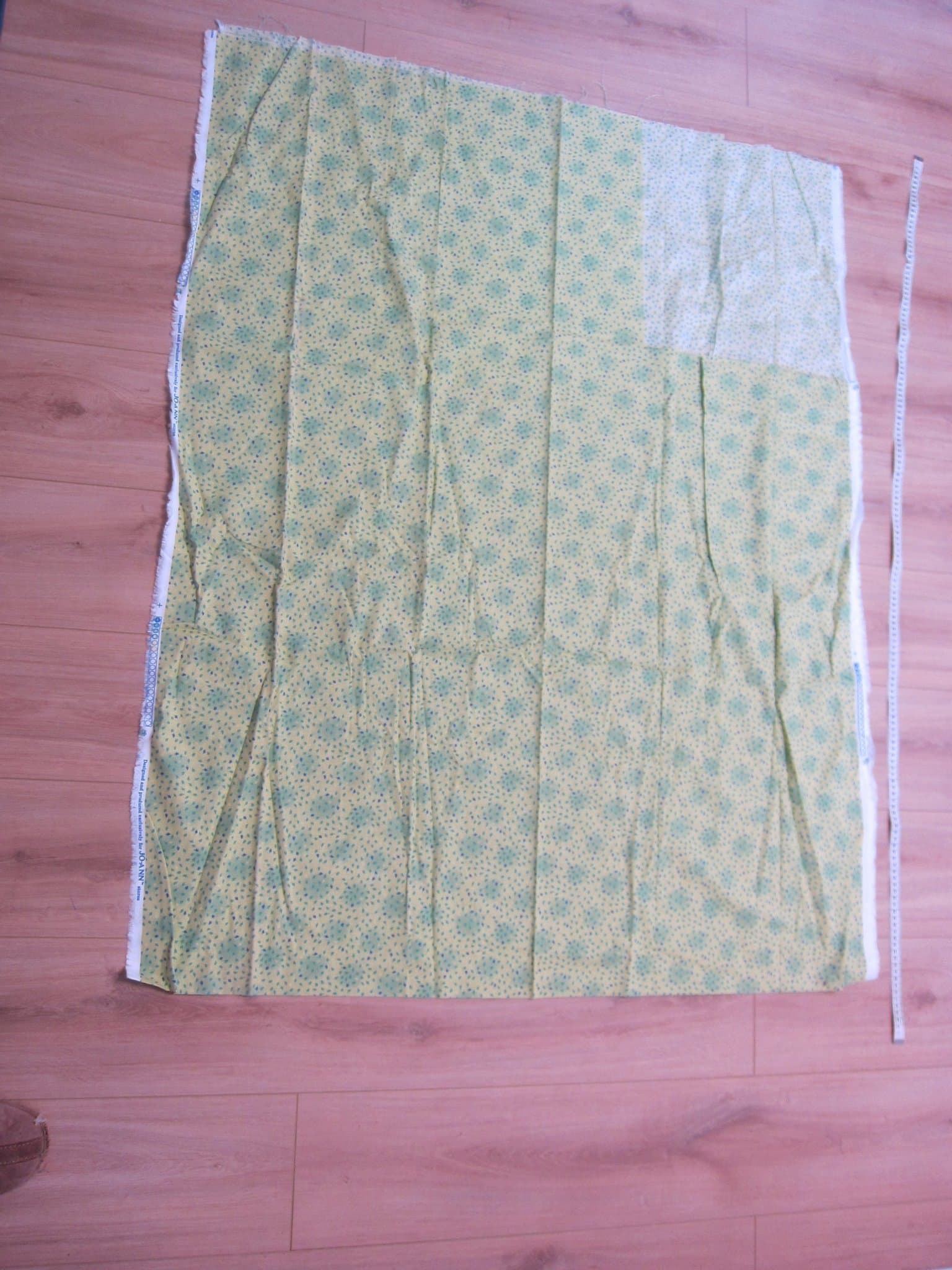 Mönstrat tyg i grönt och blått ca 272 x 110cm minus ca 40x41 cm