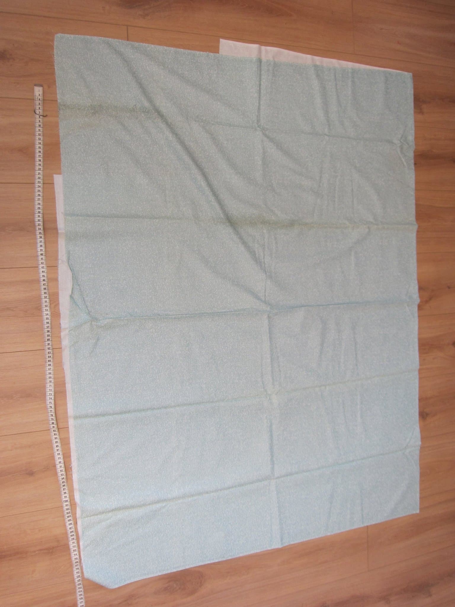 Grönt, mönstrat tyg ca 202 x 137cm minus 40x40 cm