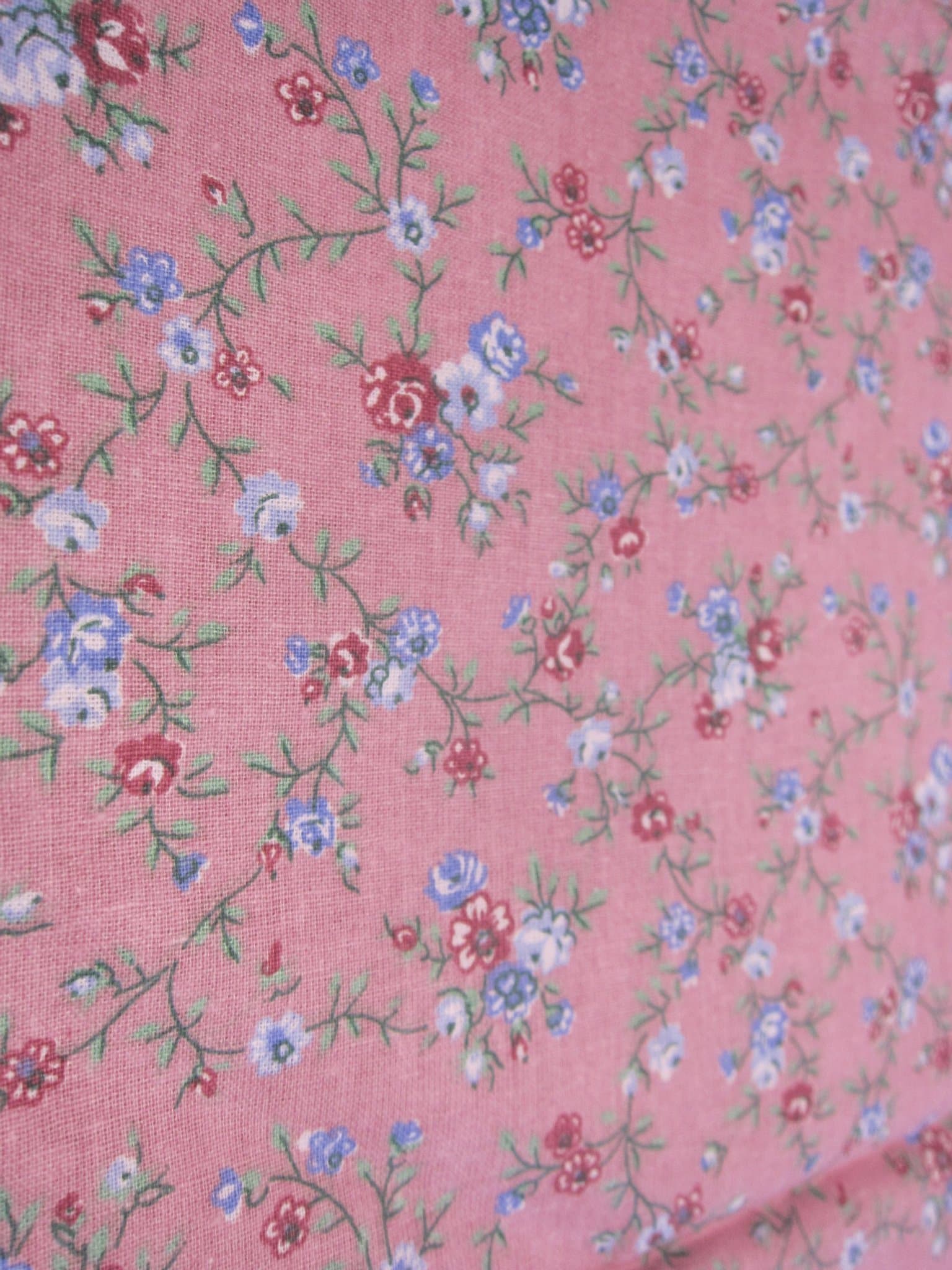 Blommigt tyg i rosa och blått ca 141x 70cm plus mer