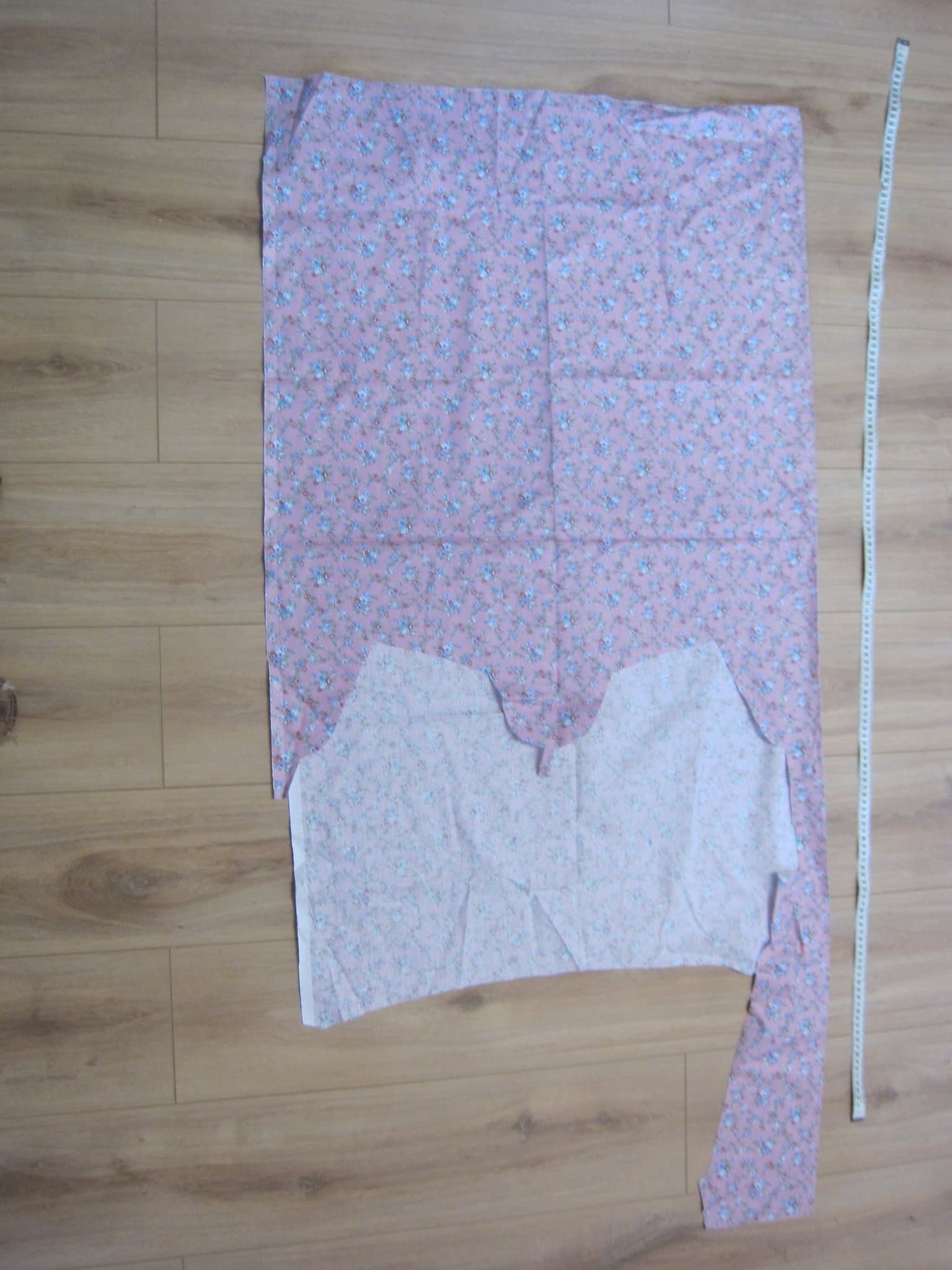 Blommigt tyg i rosa och blått ca 141x 70cm plus mer