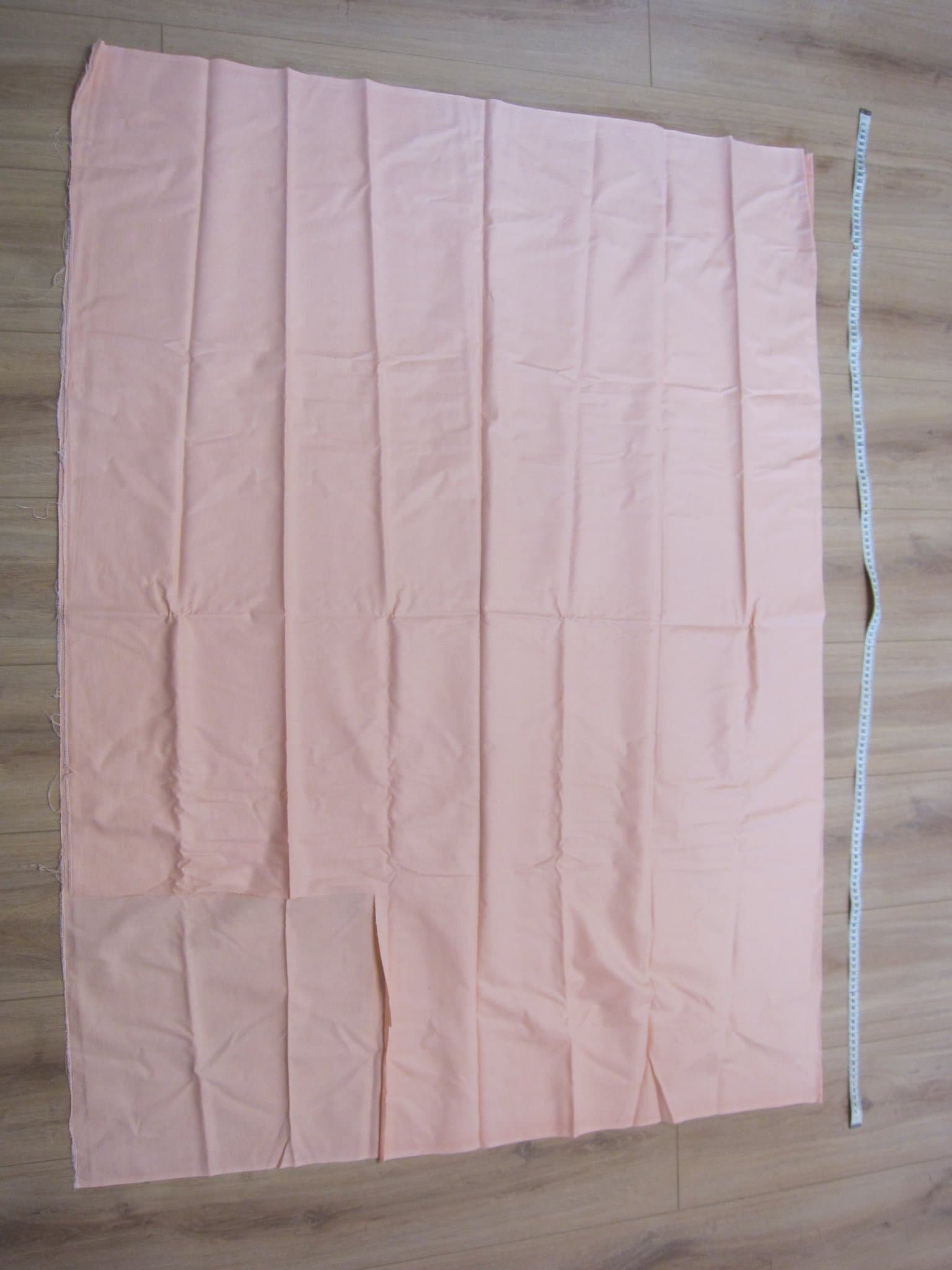 Aprikost tyg ca 205x 135cm minus ca 34x38cm