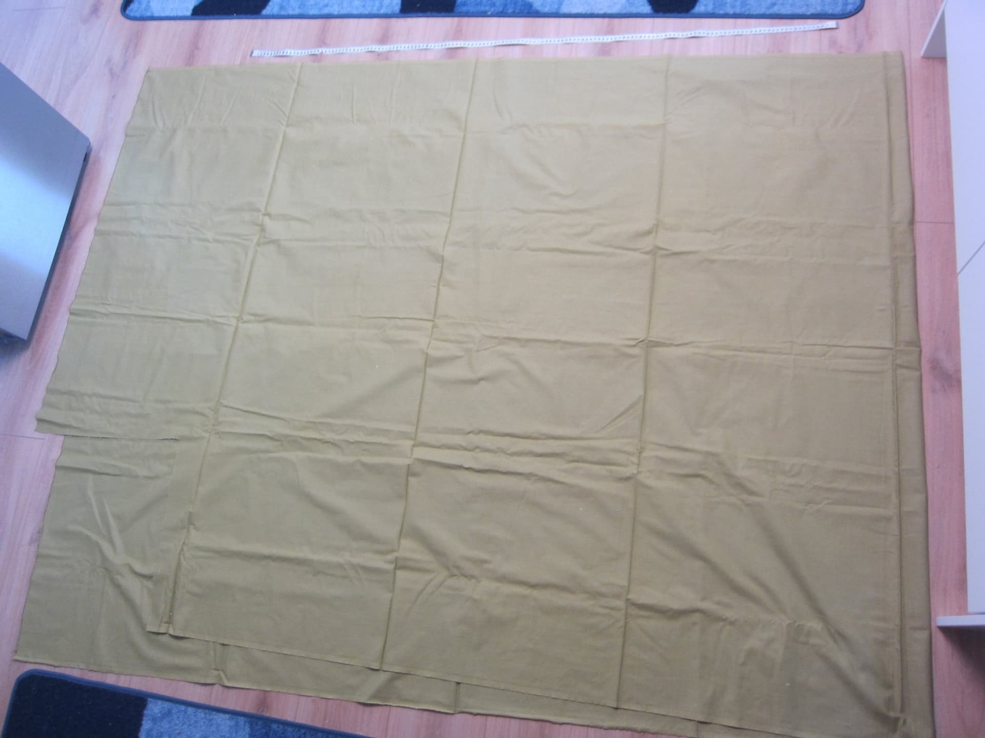 Grönt tyg ca 382 x 144 cm minus 40x43cm