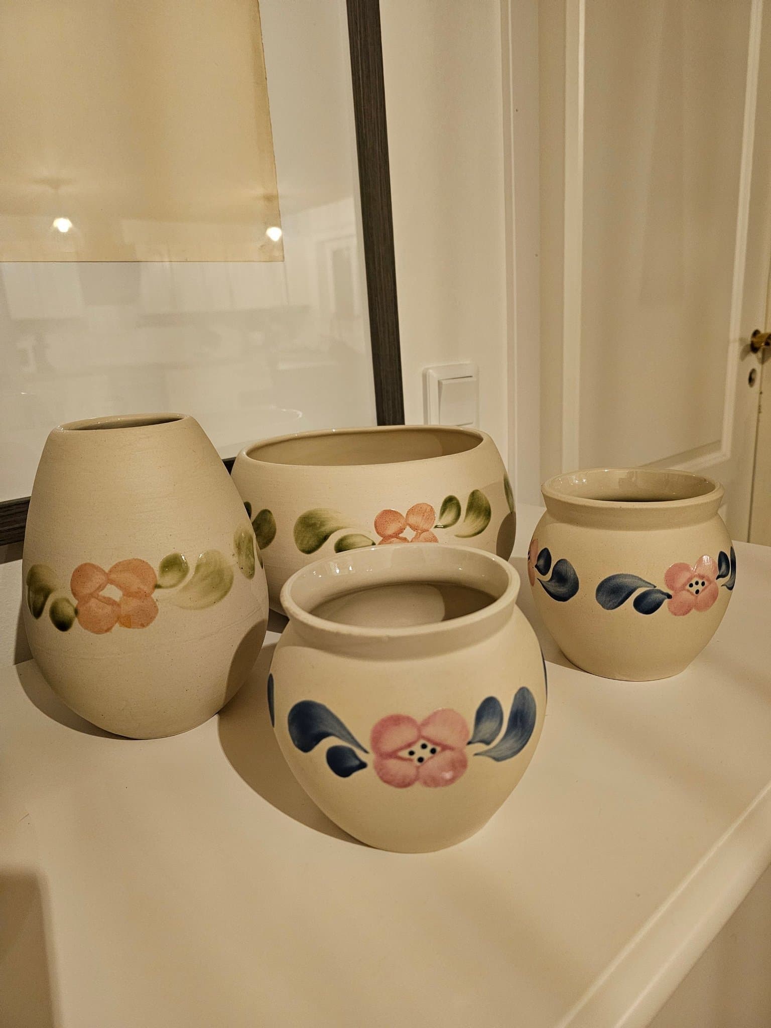 Fyra keramiska vaser - behållare, beige med blommönster.