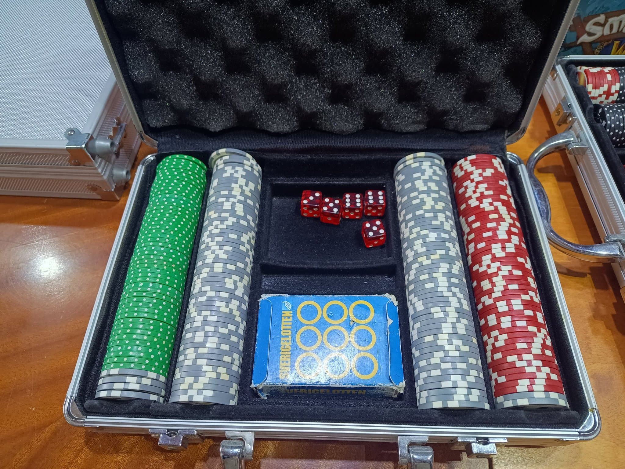 Pokerset i aluminiumväska