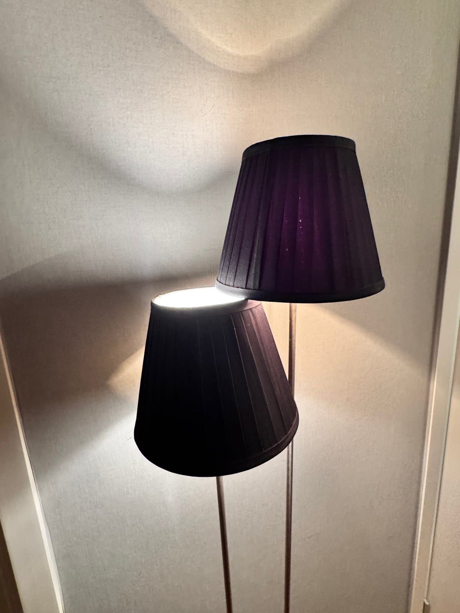 Golvlampa med två skärmar