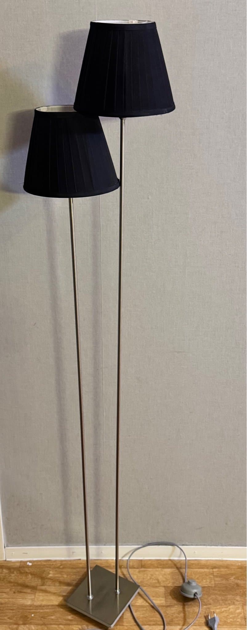 Golvlampa med två skärmar