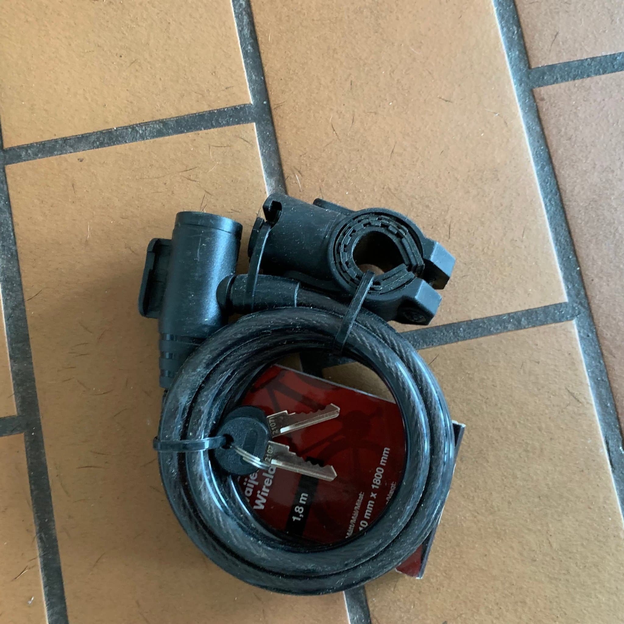 Biltema Cykellås med hållare