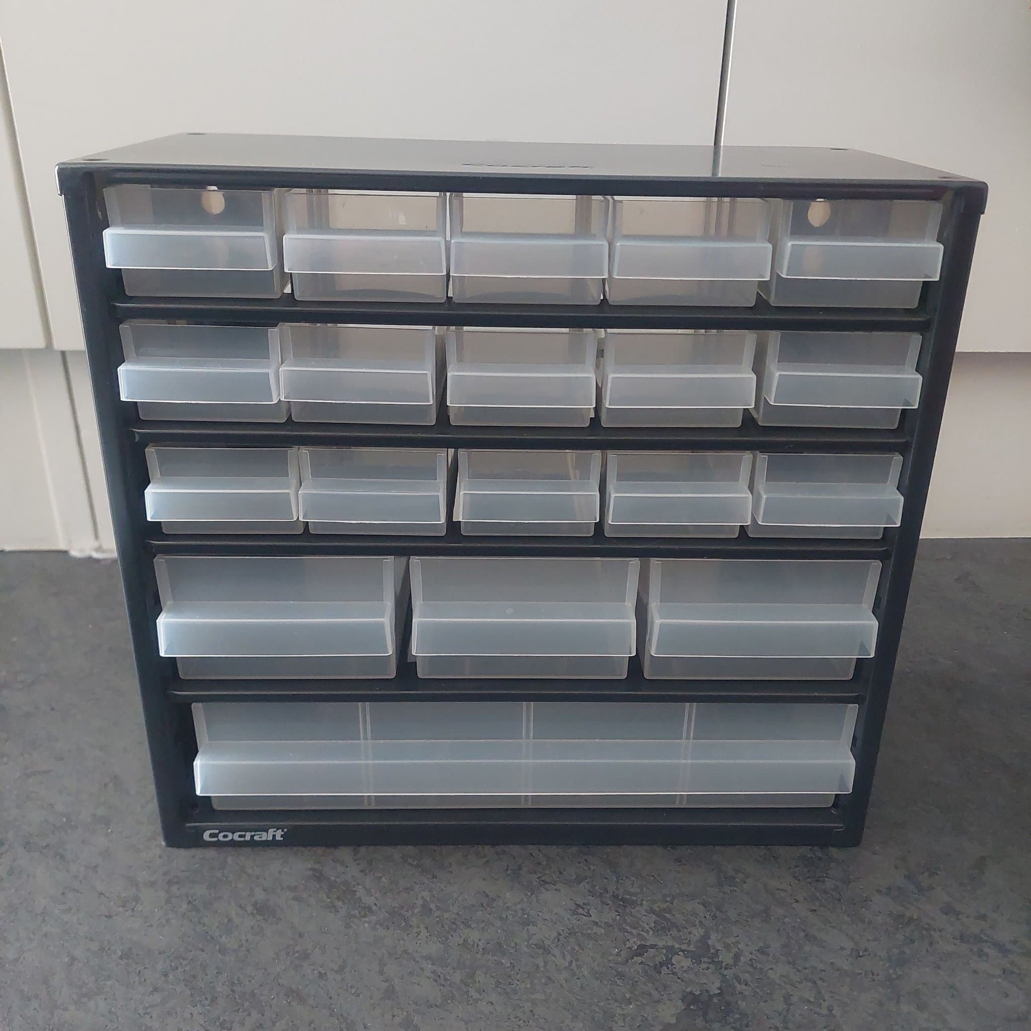 Sortimentskåp från Cocraft med 19 lådor