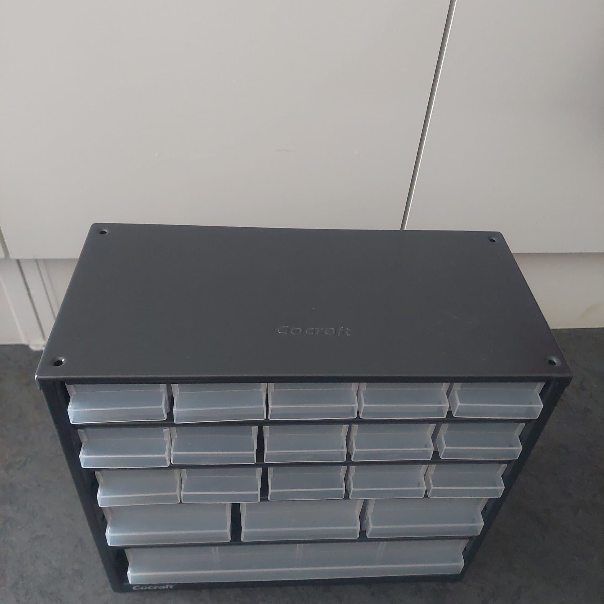 Sortimentskåp från Cocraft med 19 lådor