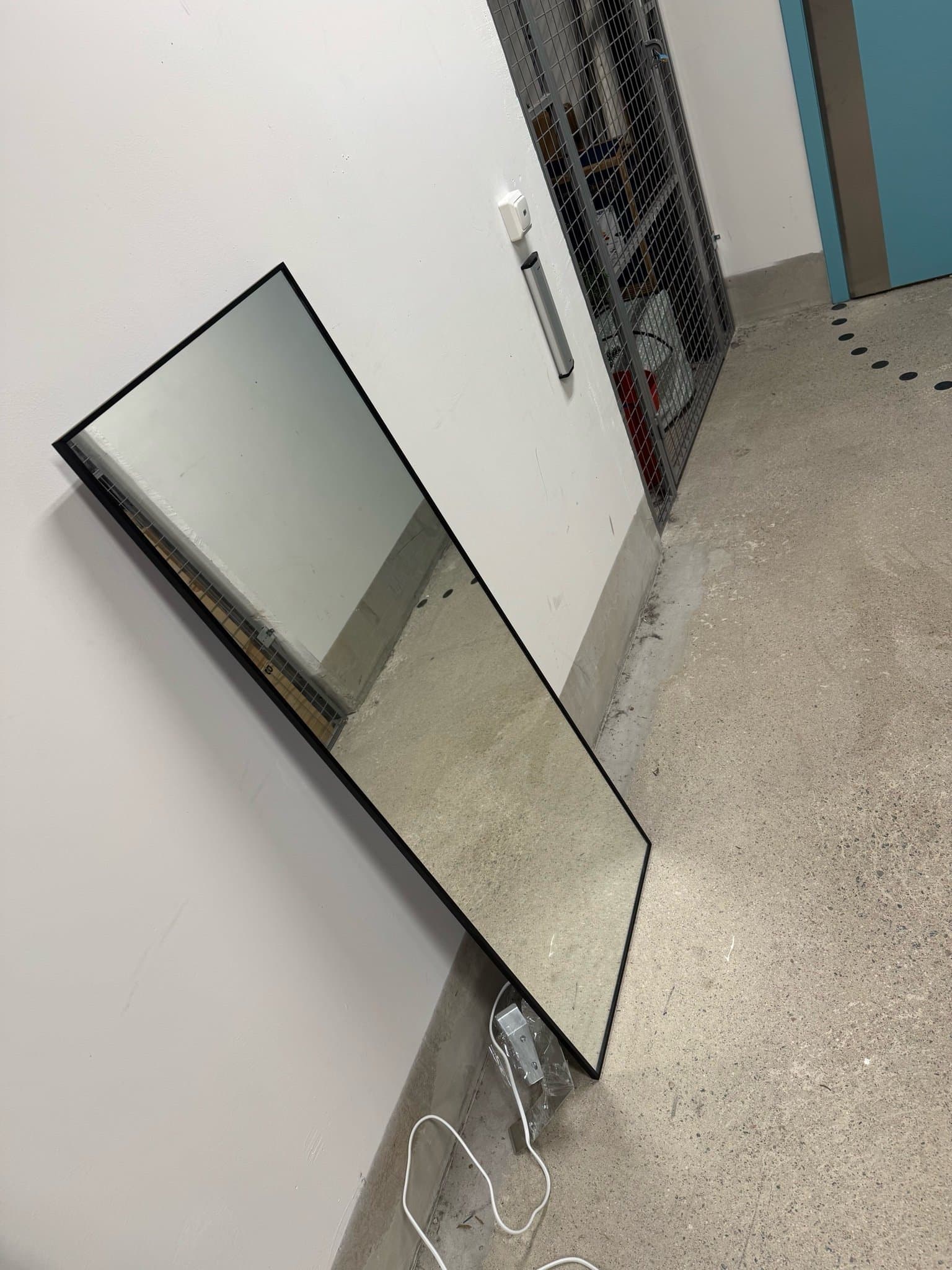 Spegel med belysning & svart ram